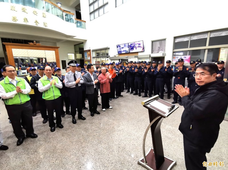 市長黄偉哲（右）感謝警、消、民力等人員的付出。（記者吳俊鋒攝）