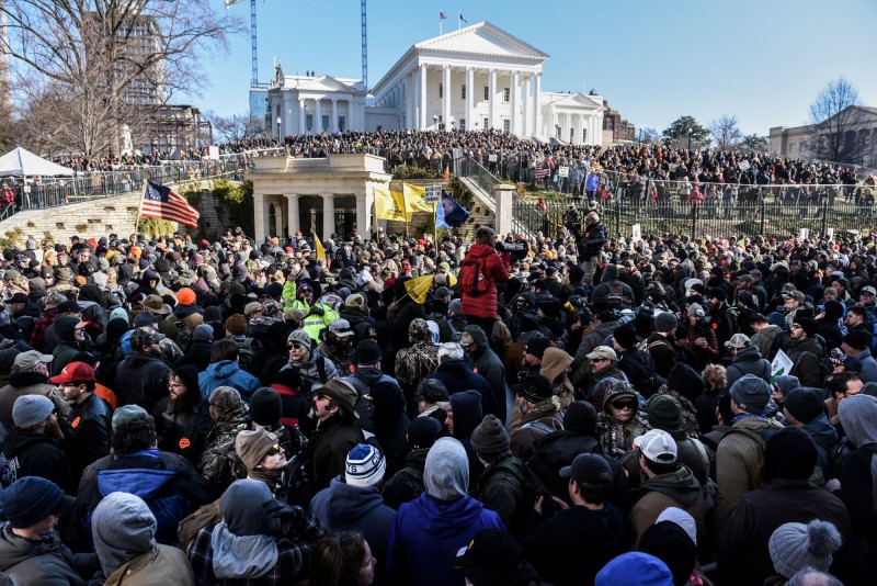 成千上萬擁槍支持者20日在維吉尼亞州州議會外舉行集會，抗議州議會提出嚴控槍支法案，許多人都有攜帶槍枝。（路透）