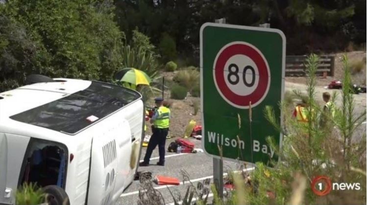 一輛巴士在紐西蘭皇后鎮附近的道路翻覆，造成車上中國旅遊團至少20人受傷，其中2人重傷。（畫面擷取自紐西蘭電視一臺TVNZ 1）