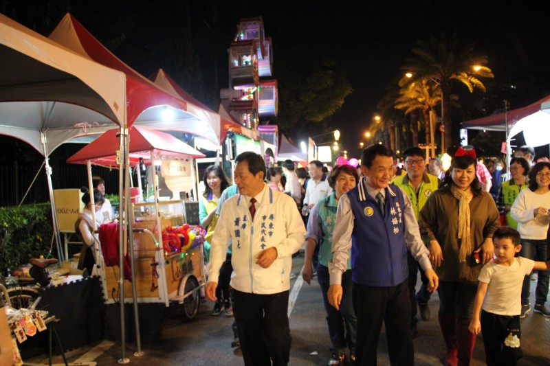 屏東市年貨大街開賣囉！有160攤各式小吃美食供民眾選擇。（屏東市公所提供）