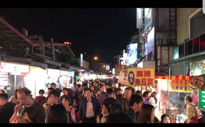 羅東夜市竟發生砸店傷人，開槍洩恨案件，引起攤商恐慌。（記者游明金翻攝）