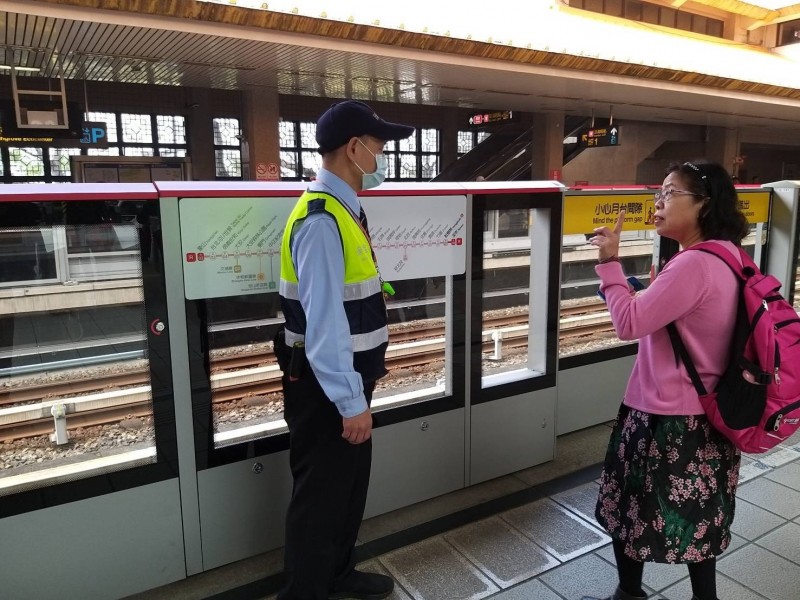 因應武漢肺炎疫情，台北捷運、貓空纜車、兒童新樂園及台北小巨蛋等第一線服務人員，即日起值勤時全面配戴口罩。（台北捷運公司提供）