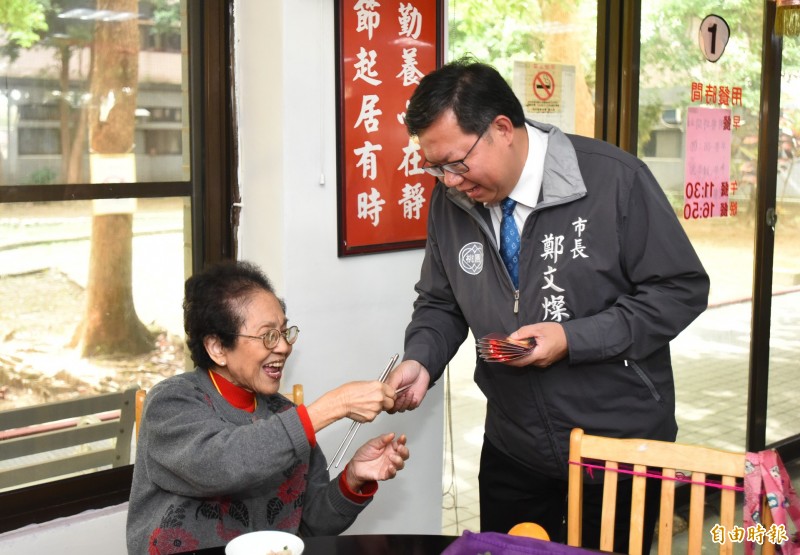 桃園市長鄭文燦在榮民之家，致贈榮民鼠年福袋。（記者謝武雄攝）