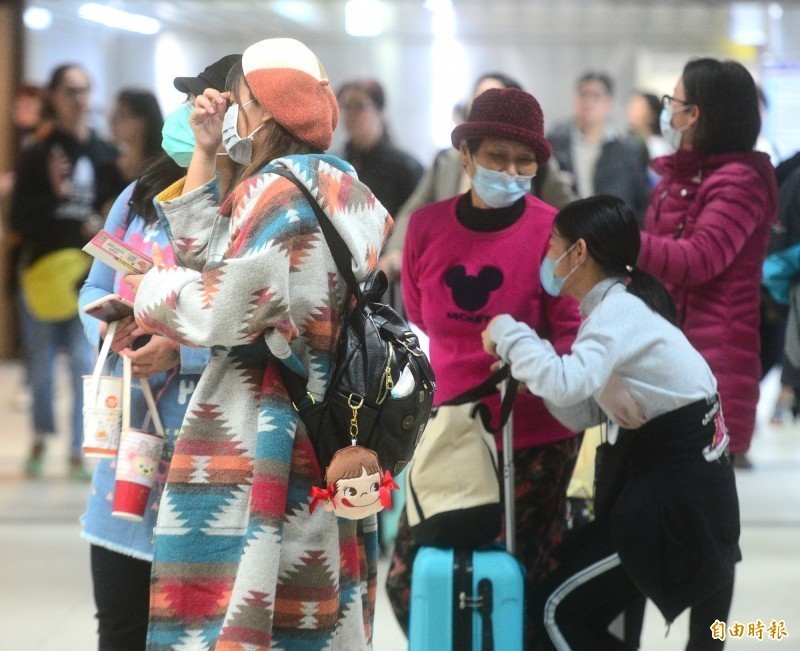 台東55歲婦人8日前往中國南京，返台後出現高燒不退病症，台東縣衛生局獲報，採檢送驗，首次篩檢為陰性，衛福部疾管署第二次採檢驗結果仍為陰性，今天排除為武漢肺炎。示意圖。非本新聞人物。（資料照）