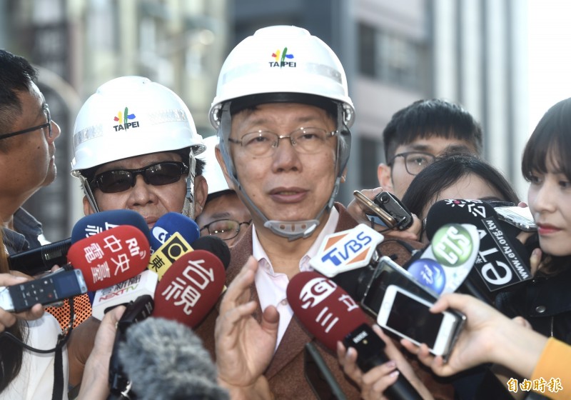 台北市長柯文哲24日除夕視察中正橋改建工程作業進度，並接受媒體訪問。（記者簡榮豐攝）