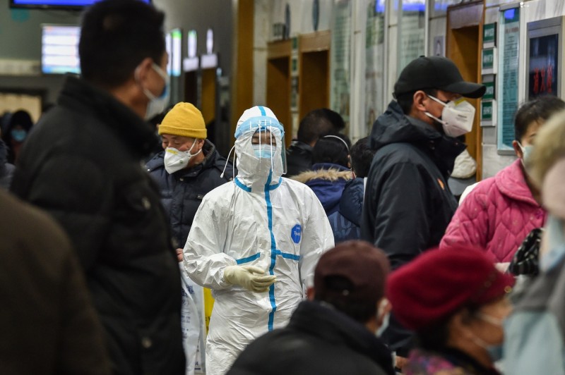 中國湖北武漢肺炎疫情爆發至今,中國境內新型冠狀病毒感染的確診病例,已突破1300例,死亡41例,武漢等多城市公共交通相繼停運,被外界視同「封城」,網路上也可見站在防疫前線的醫護泣訴實際情況的相關訊息。示意圖。(法新社) 中國湖北武漢肺炎疫情爆發至今,中國境內新型冠狀病毒感染的確診病例,已突破1300例,死亡41例,武漢等多城市公共交通相繼停運,被外界視同「封城」,網路上也可見站在防疫前線的醫護泣訴實際情況的相關訊息。示意圖。(法新社)