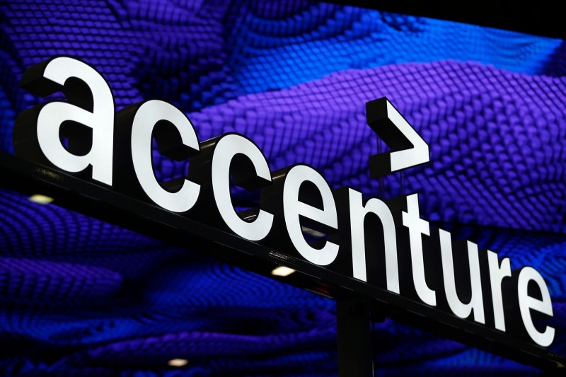 知名管理諮詢公司埃森哲（Accenture）承包了FB和YouTube等社群網站的審查工作。（法新社）