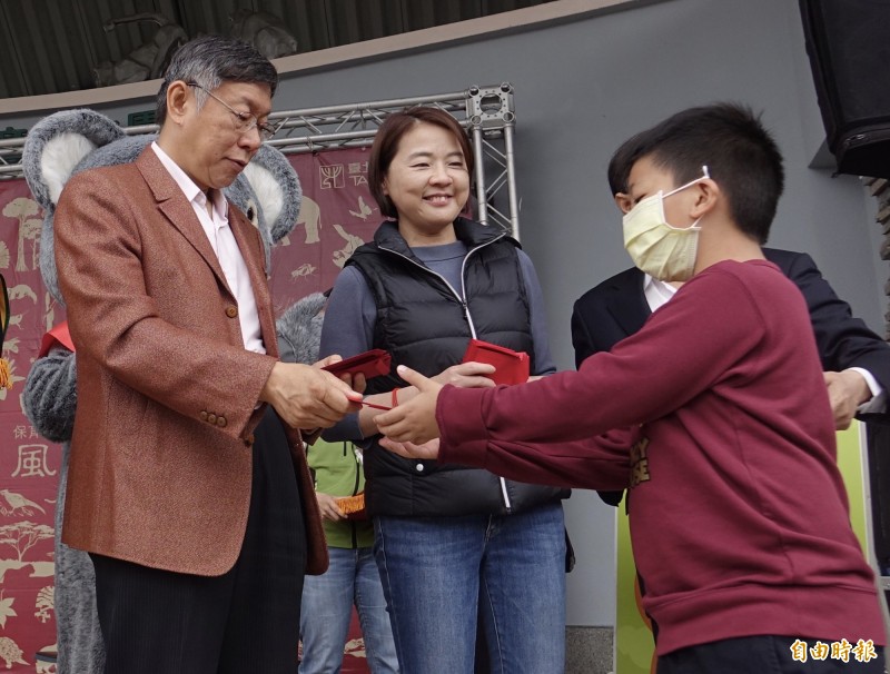 台北市長柯文哲（左）大年初一到木柵動物園，與副市長黃珊珊（左二）向市民拜年，發紅包及賀卡。（記者簡榮豐攝）