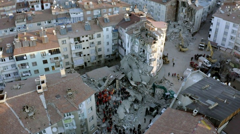 土耳其東部發生6.8強震，埃拉澤市（Elazig）建築倒塌情況嚴重，至少已有18人喪生。（法新社）