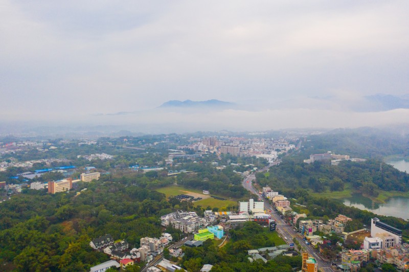 嘉義山區今天清晨出現一片帶狀雲海，盤踞山頭如白龍。（余信賢提供）