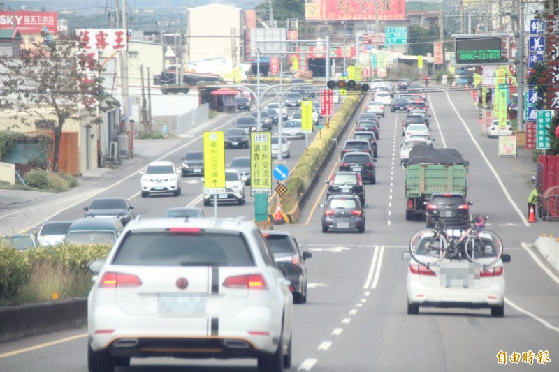 台1線屏縣段午後車流增加。（記者羅欣貞攝）