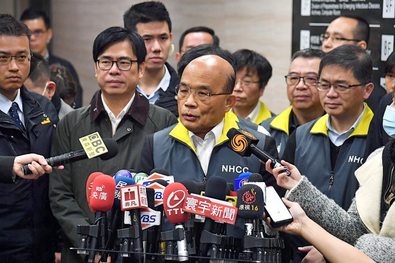 Premier Su Tseng-chang talks to reporters at the Central Epidemic Control Center in Taipei yesterday.
Photo: CNA Premier Su Tseng-chang talks to reporters at the Central Epidemic Control Center in Taipei yesterday.
Photo: CNA