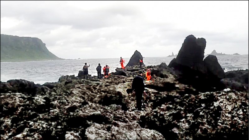 台東蘭嶼朗島外海傳釣客落海，海警消聯合大搜尋，仍未尋獲兩名失聯的釣客。（記者陳賢義翻攝）