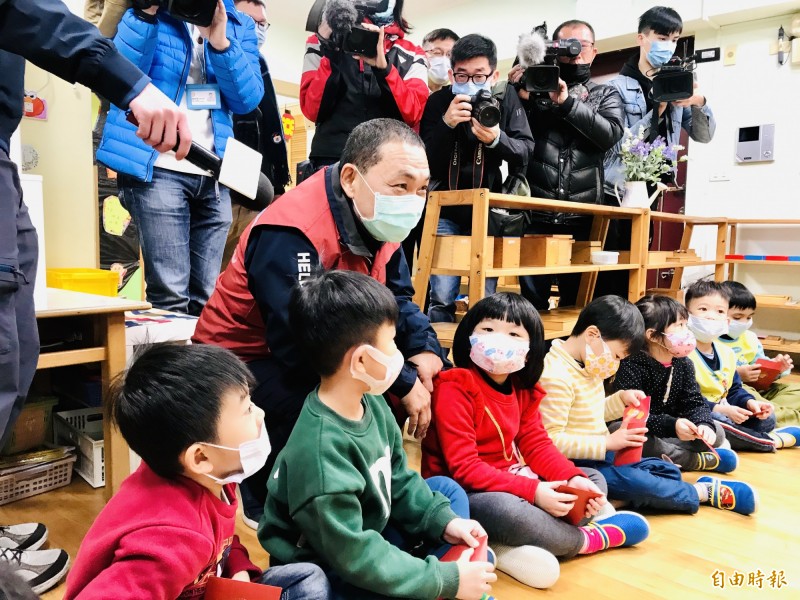 新北市長侯友宜視察幼兒園開學防疫情形。（記者陳心瑜攝）