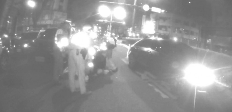 中市北屯區一間KTV外凌晨發生砸車事件，警方迅速馳赴現場強力壓制。（記者許國楨翻攝）