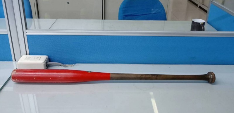 警方找到砸車的棍棒。（記者許國楨翻攝）