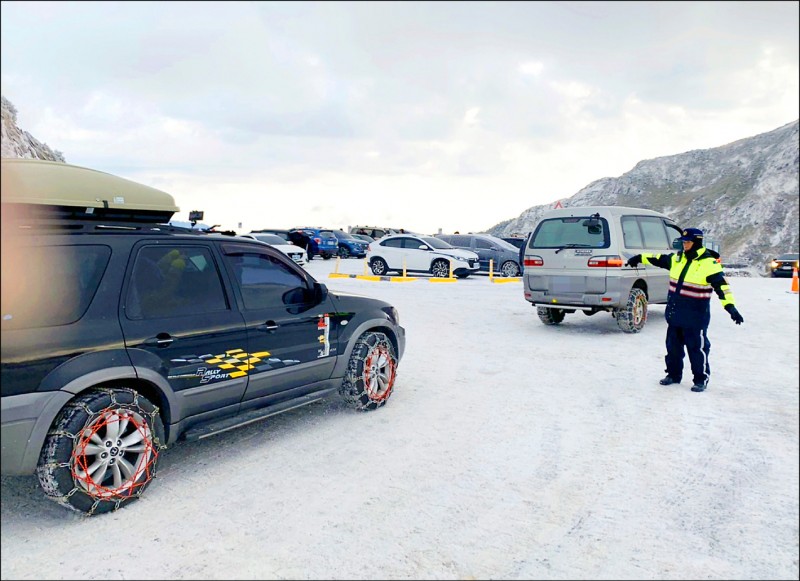 合歡山武嶺地面積雪，員警在低溫中指揮交通，十分辛苦。
（仁愛警分局提供）