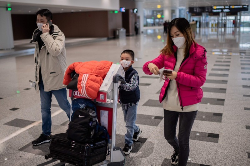針對武漢肺炎運輸防疫一事，中國民航局飛行標準司司長朱濤指出，國外的少數病例表明目前已成功地控制病毒傳播。圖為北京機場旅客。（法新社）