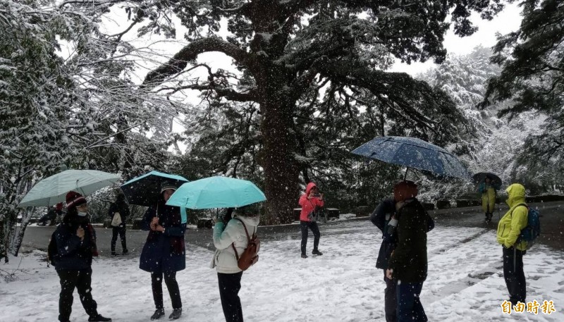 中央氣象局指出，今天受到寒流影響，各地氣溫偏低。圖為日前玉山因寒流下雪。（資料照，記者翻攝）