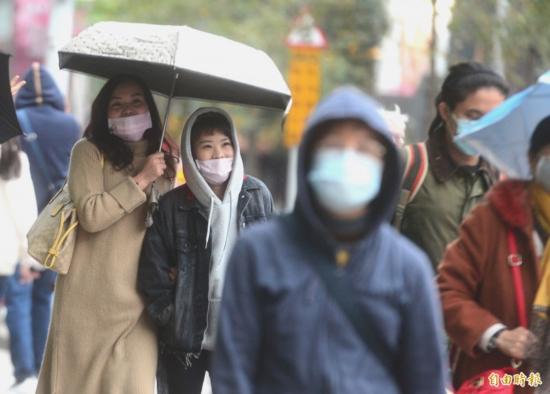 入冬首波寒流來勢洶洶，中央氣象局稍早發布低溫特報，全台20縣市都亮起低溫燈號。（記者王藝菘攝）