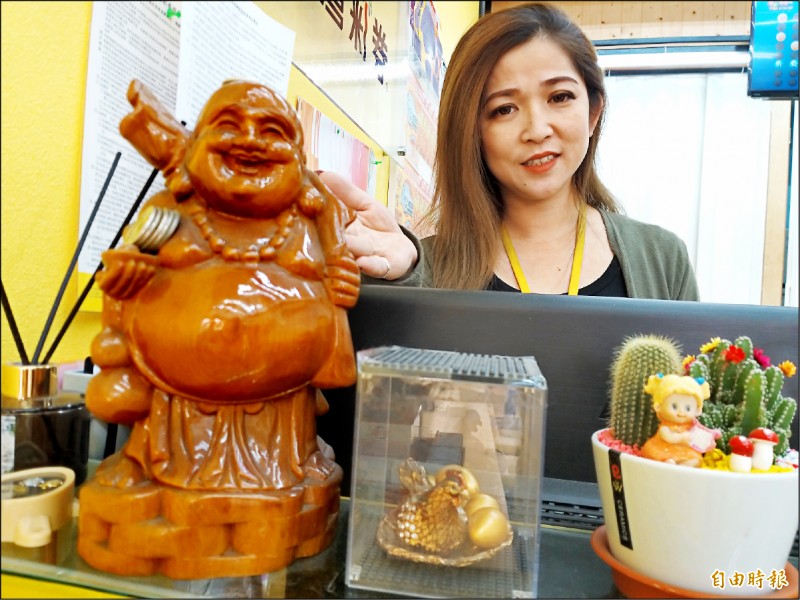 新竹一名三十幾歲的男子,自覺與店內供奉的彌勒佛像特別有佛緣,沒想到真的刮中二百萬元加賓士車! (記者廖雪茹攝) 新竹一名三十幾歲的男子,自覺與店內供奉的彌勒佛像特別有佛緣,沒想到真的刮中二百萬元加賓士車! (記者廖雪茹攝)