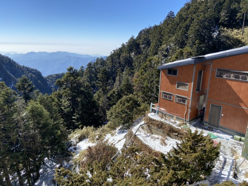 玉山國家公園排雲山莊供水管線結冰，用水只能取用消融的雪水。（玉山國家公園管理處提供）