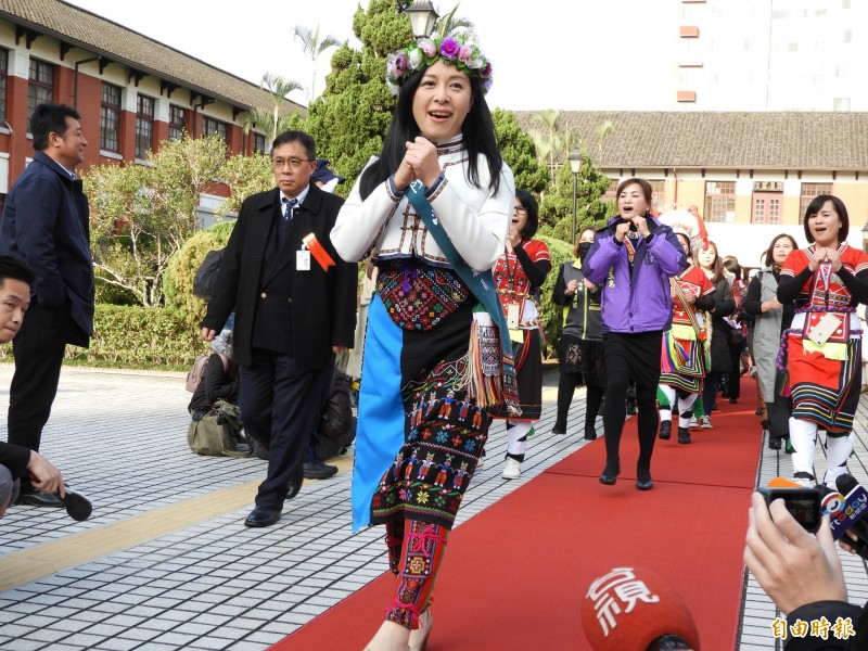 第10屆立委今報到 唱歌跳舞、穿雄中制服走紅毯吸睛