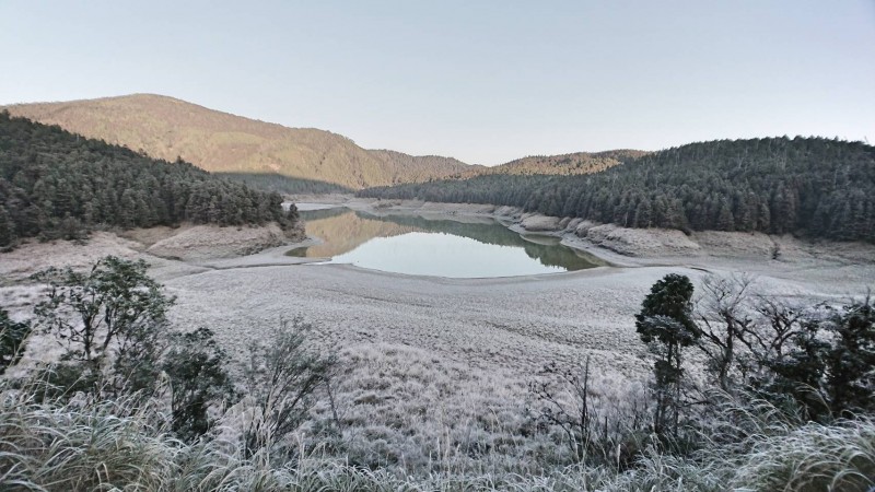 翠峰湖化身銀白世界。（太平山森林遊樂區提供）