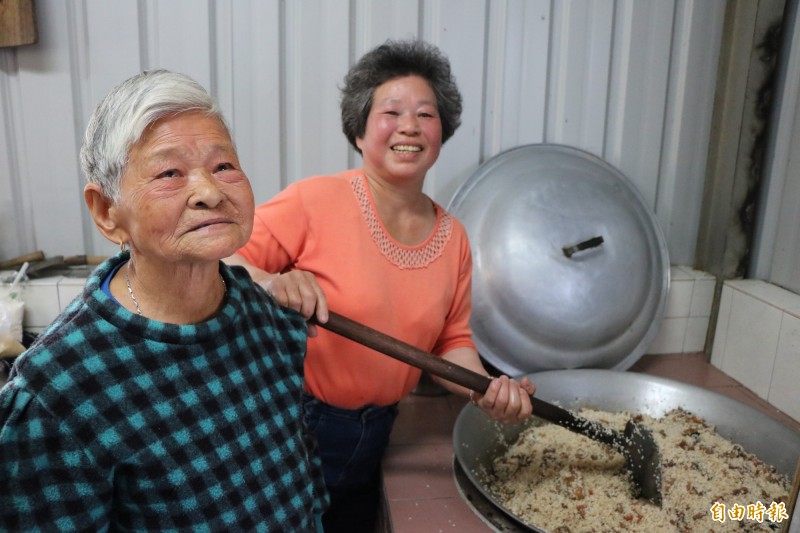 今年90歲的董玉梅（左）烹煮「鹹飯」60多年，如今也將古早味手藝傳承給下一代。（記者萬于甄攝）