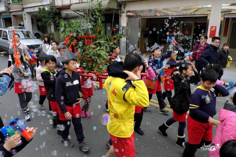 中港慈裕宮將於8日元宵節白天舉辦邯鄲小勇士體驗營，以泡泡代替爆竹，帶領小朋友扛著神轎巡禮，體驗炸邯鄲魅力。（讀者周宗楠提供）