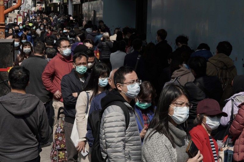 武漢肺炎疫情日益嚴峻，香港民眾在當地各藥局都需大排長龍購買口罩，不料竟有無良賊偷竊25000個口罩。（美聯社）