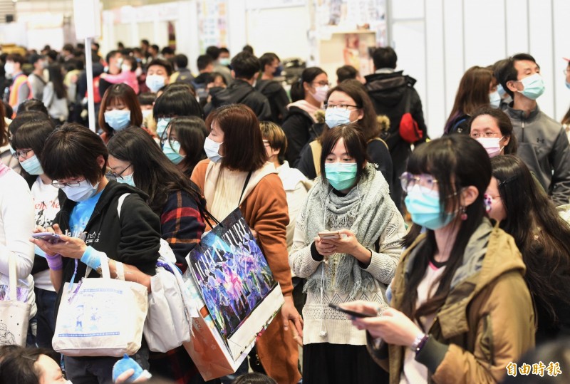 台北國際動漫節1日在南港展覽館二館舉行，吸引許多漫迷入場，主辦單位加強防疫措施，要求民眾戴口罩。（記者方賓照攝）