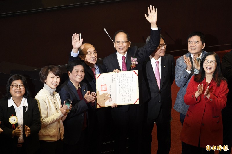 第10屆立法院今日進行報到並於上午票選院長，民進黨立委游錫堃在民進黨及台灣民眾黨、時代力量團的支持下，以73票順利當選，初入立院就成為繼蘇嘉全之後第2位民進黨籍立法院長。（記者陳志曲攝）
