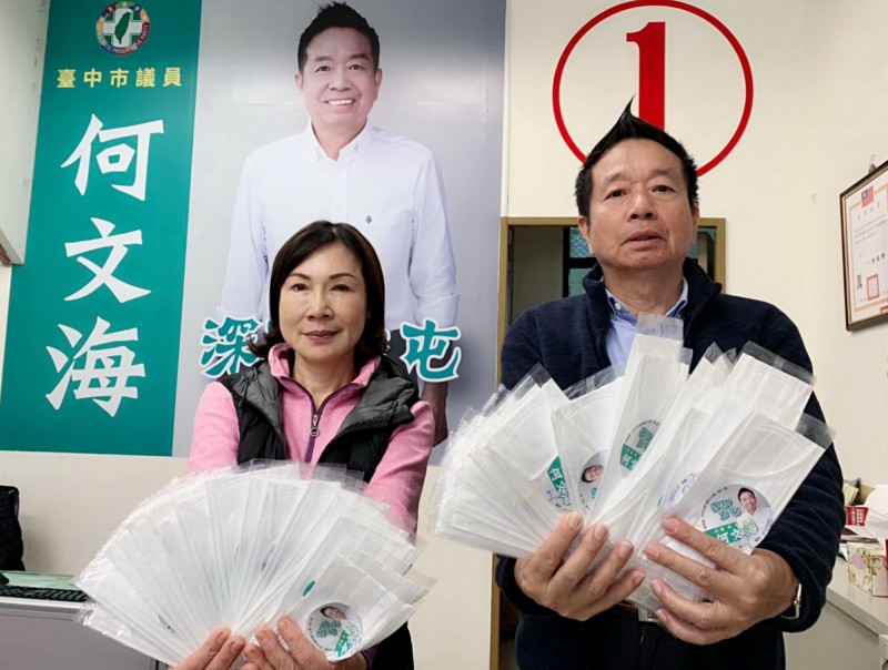 台中市議員何文海（右）準備送3000片口罩，3日上午9點起發送。（圖由何文海提供）