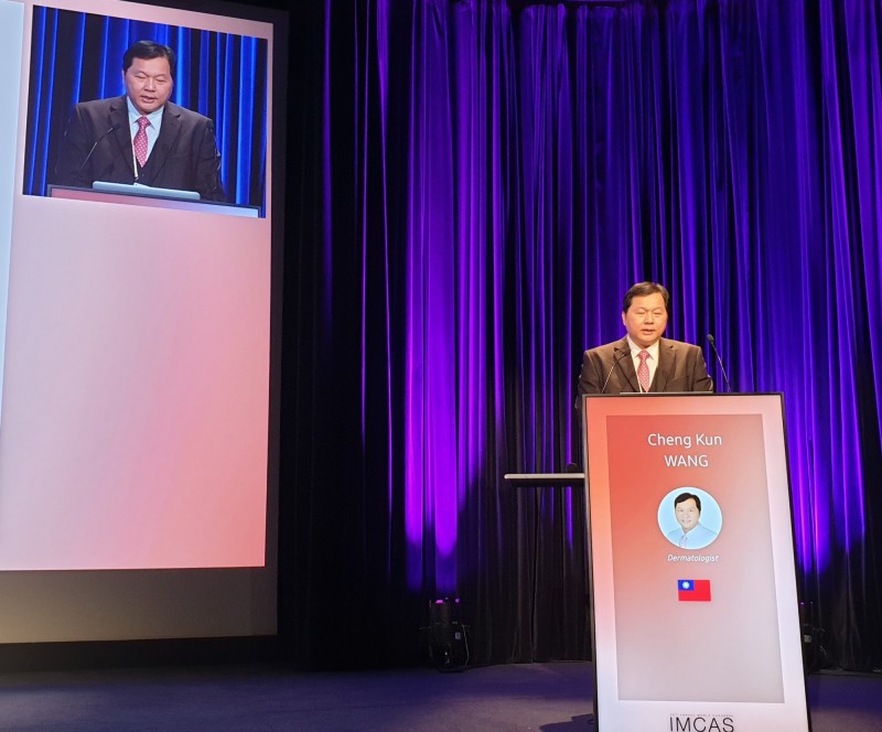 台灣皮膚科醫師王正坤（見圖）在法國世界醫美大會演講時，講台秀出中華民國國旗。（記者王俊忠翻攝）