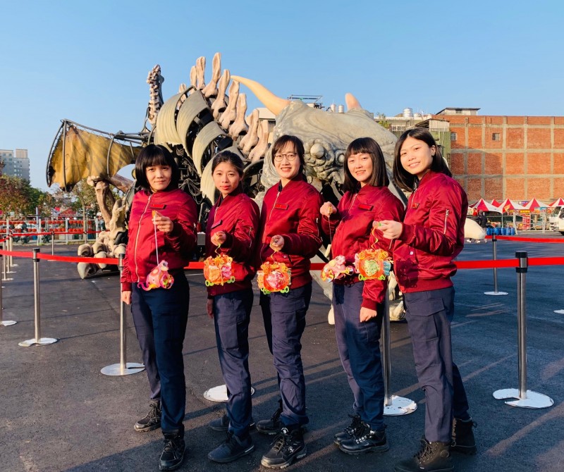 「壢警女警服務隊」桃園燈會著紅色飛行夾克成「嬌」點。(記者李容萍翻攝) 「壢警女警服務隊」桃園燈會著紅色飛行夾克成「嬌」點。(記者李容萍翻攝)