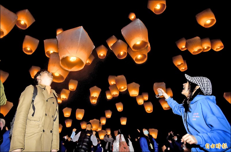 新北市平溪天燈節今年舉辦兩場放天燈，首場活動昨晚登場，很多民眾在天燈上寫下「天佑台灣」、「健康平安」。（記者林正堃攝）