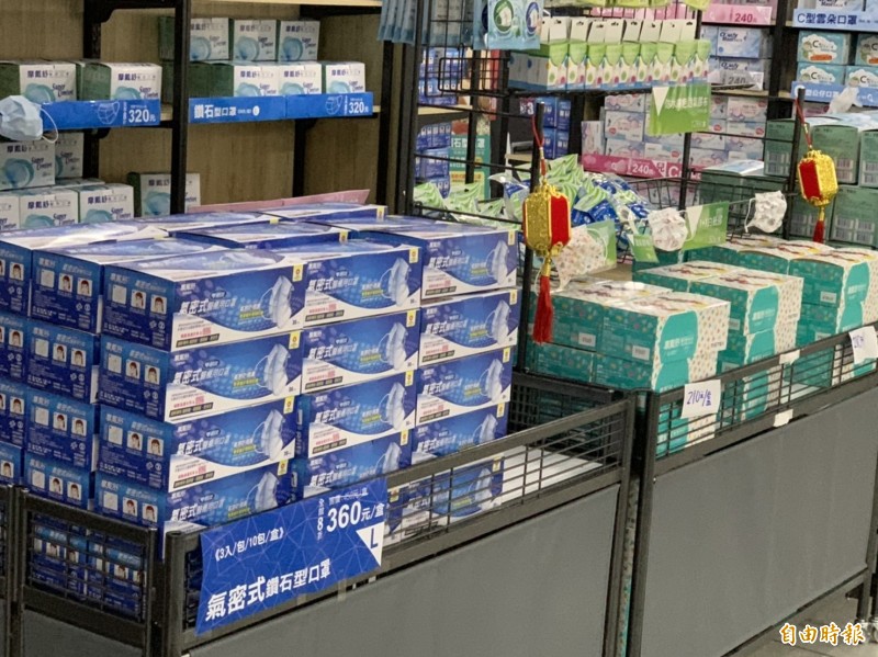 中國新型冠狀病毒肺炎疫情在台灣尚未到達群聚、社區感染階段，因此行政院將宣導民眾不要浪費口罩。（資料照）