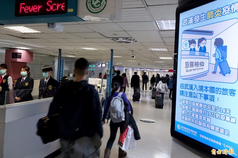 中國武漢爆發肺炎疫情，疾管署在桃園機場入境旅客發燒篩檢站旁設置電子看板，提醒自武漢入境民眾多加注意。（資料照，記者朱沛雄攝）