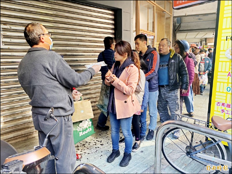 隆吳先生昨發送五百片口罩。（記者俞肇福攝）