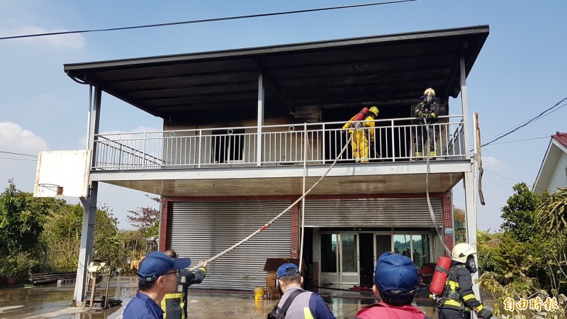 嘉義縣太保市住宅火警，1名消防員滅火時跌落受傷。（記者林宜樟攝）