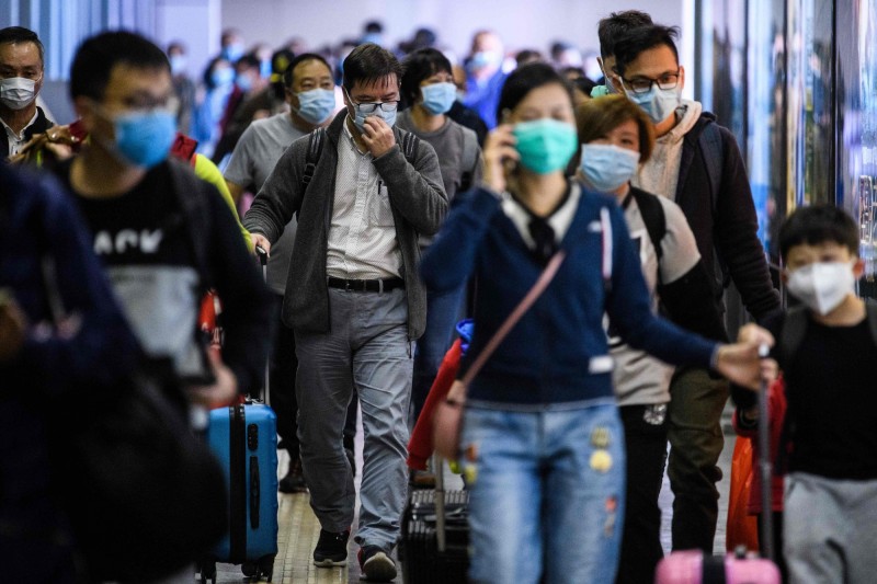 武漢肺炎疫情嚴峻，影響香港當地物資短缺。（法新社）