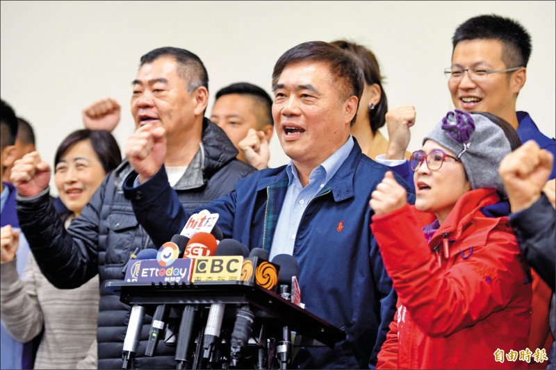 國民黨前副主席郝龍斌昨日在黨內各世代民代的大陣仗陪同下登記參選國民黨主席，並一同高喊「主席選郝，台灣更好」。（記者劉信德攝）