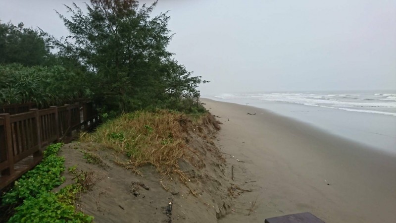 新竹縣竹北市新月沙灣十分迷人，但沙灘流失嚴重，海浪侵蝕陸地，威脅保安林後方年產值達數億元的烏魚養殖魚塭；竹北市公所研擬新月沙灘整體景觀環境改善計」，獲前瞻建設核定4487.2萬元。（記者廖雪茹翻攝）
