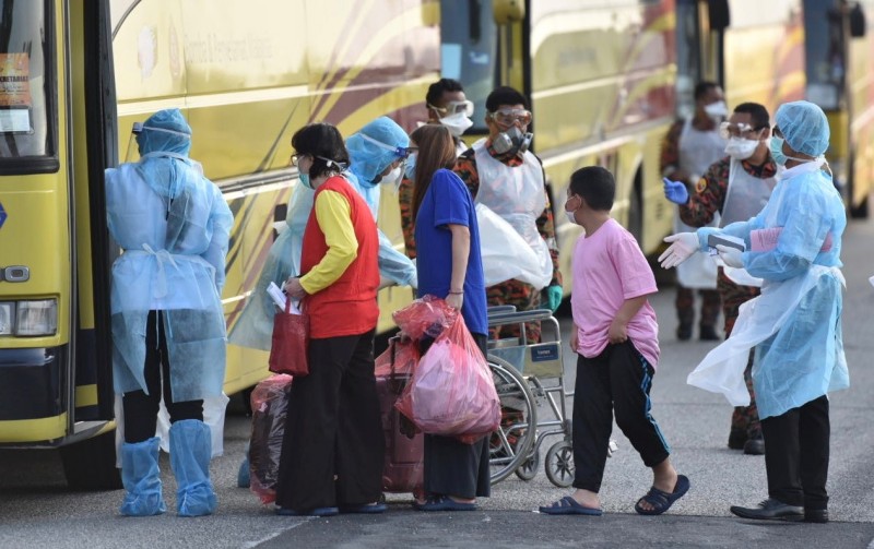 馬來西亞當局證實，中國湖北武漢撤僑專機上確診2人感染，使得該國武漢肺炎共達到12起病例。圖為馬來西亞撤僑專機民眾抵達吉隆坡後，被導引到專車上載走。（路透）
