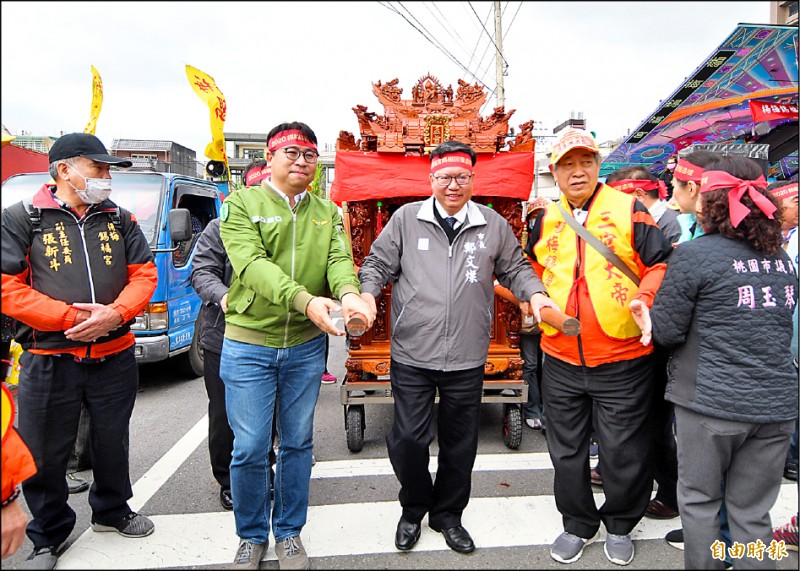 市長鄭文燦（左三）響應地方盛事，代表市府團隊扶駕。（記者許倬勛攝）