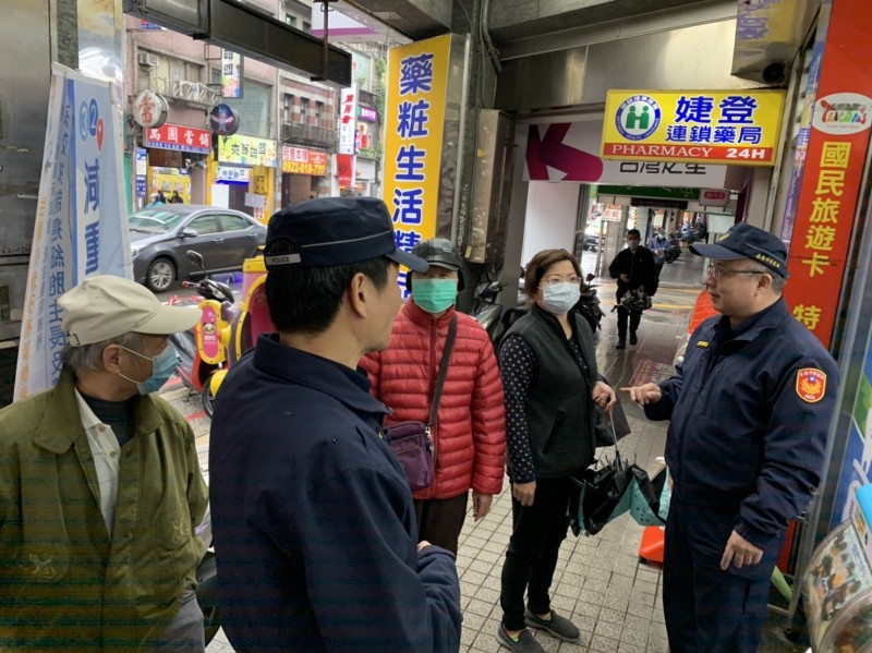 基隆市警一分局為避免民眾因久候或未能買到口罩而產生紛爭，調派巡邏警力，維持轄內25家藥局正常販售。（記者林嘉東翻攝）