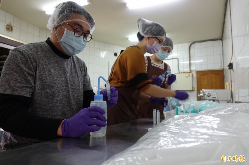 土鳳梨酥店忙著分裝消毒用酒精隨身瓶，比照食品包裝的衛生等級。（記者劉曉欣攝）