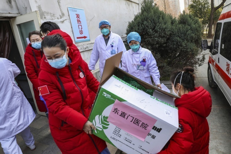 武漢肺炎疫情蔓延，讓中國醫療資源十分匱乏。圖為運送物資示意圖。（美聯社）