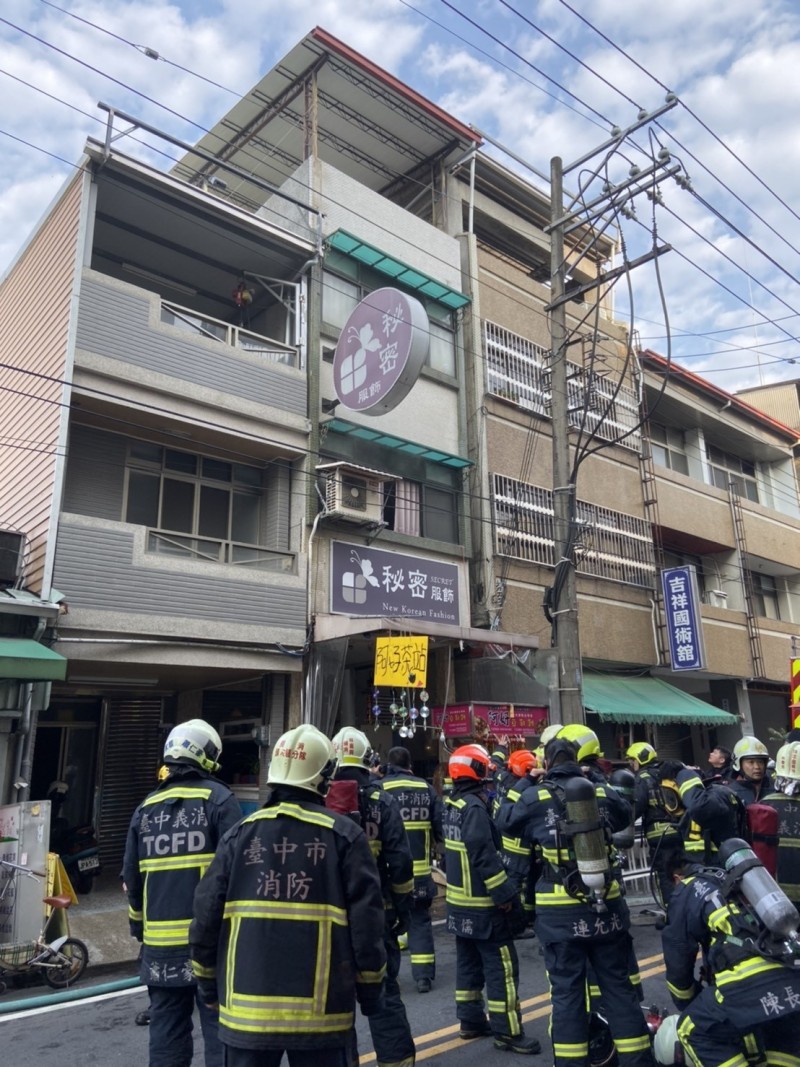 潭子區一處住宅火警，大批消防人員趕往灌救。（記者歐素美翻攝）